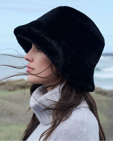 Alo Black Furry Bucket Hat | Pickle