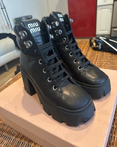 NII HAI ストラッピーブーツ NIIHAI Nii Hai Strappy Boots in Black | REVOLVE