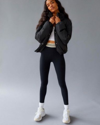 【ALO Yoga】ORION CROPPED PUFFER ブラック/アーモンド Orion Cropped Puffer - Toasted Almond | Alo Yoga