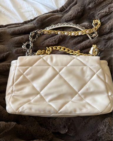 シャネル CHANEL19 スマホバッグ ホワイト Chanel 19 - White with Silver-tone | Pickle
