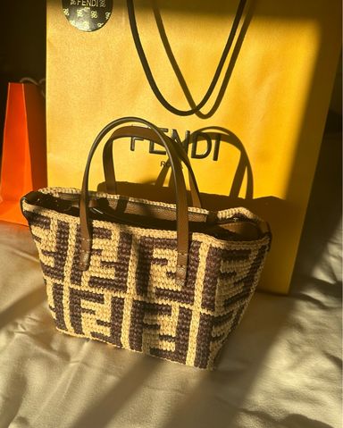 ハンドバッグ FENDI STRAW FENDIGRAPHY HANDBAG Fendi Graphy Woven Straw Bowling Bag in Natural | Lyst